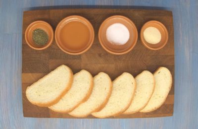 قطع الخبز المحمص مع سلطة سيزر - صورة