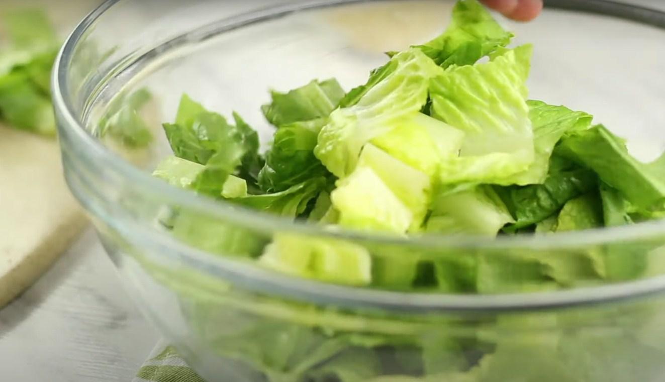 وصفة - سلطة سيزر نباتية بدون دجاج - الخطوة 4