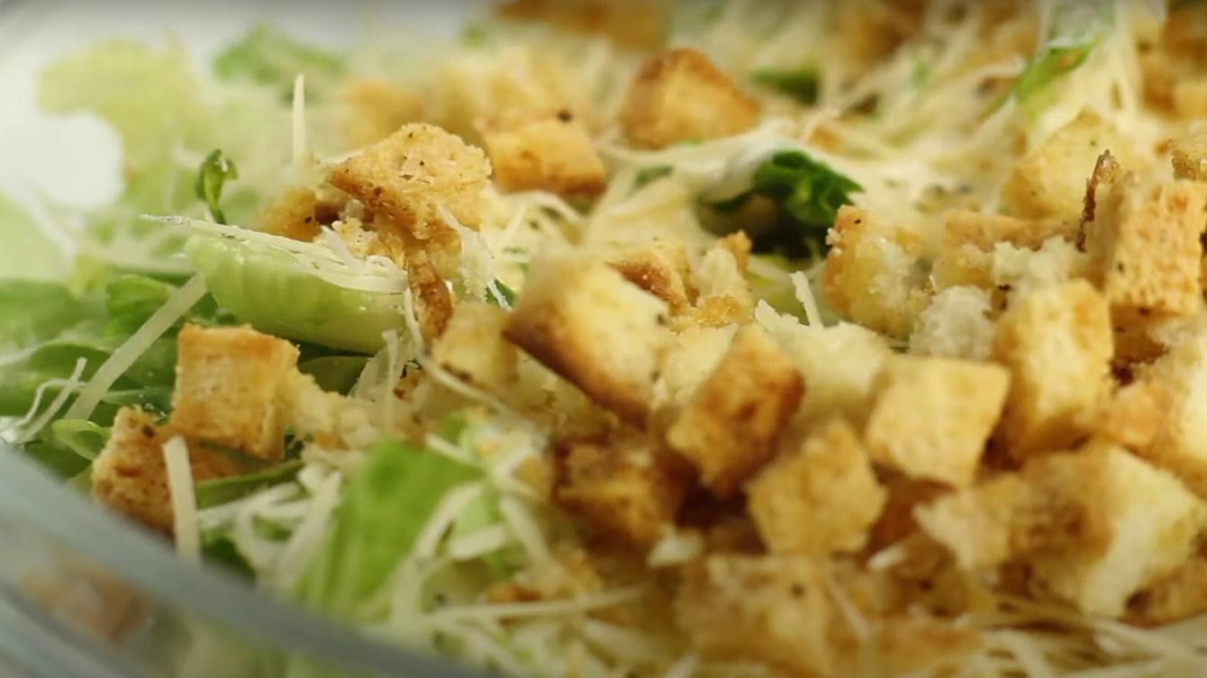 وصفة - سلطة سيزر نباتية بدون دجاج - الخطوة 6