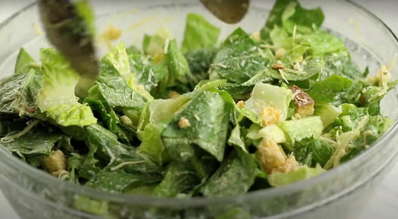 وصفة - سلطة سيزر نباتية بدون دجاج - الخطوة 7