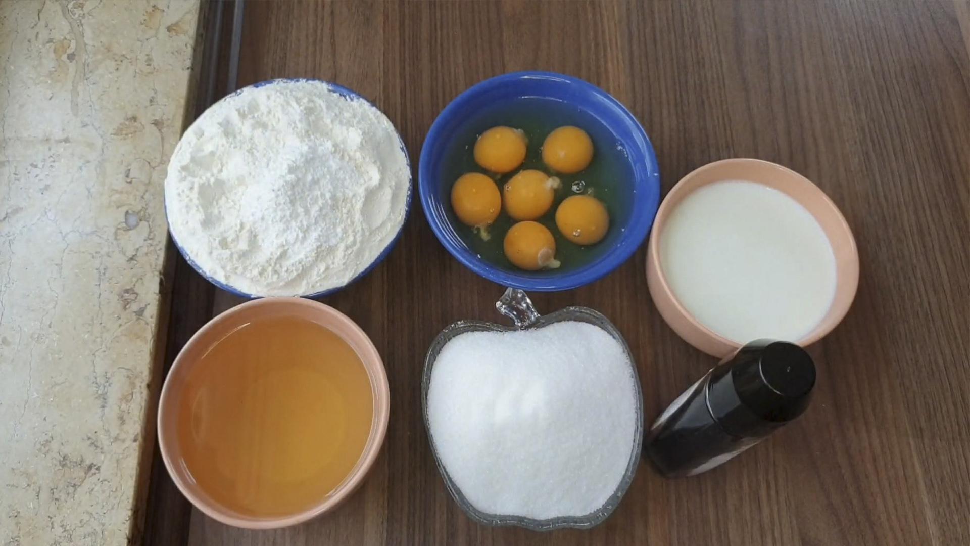 وصفة - كيكة إسفنجية بالفانيليا رطبة ولذيذة - الخطوة 1