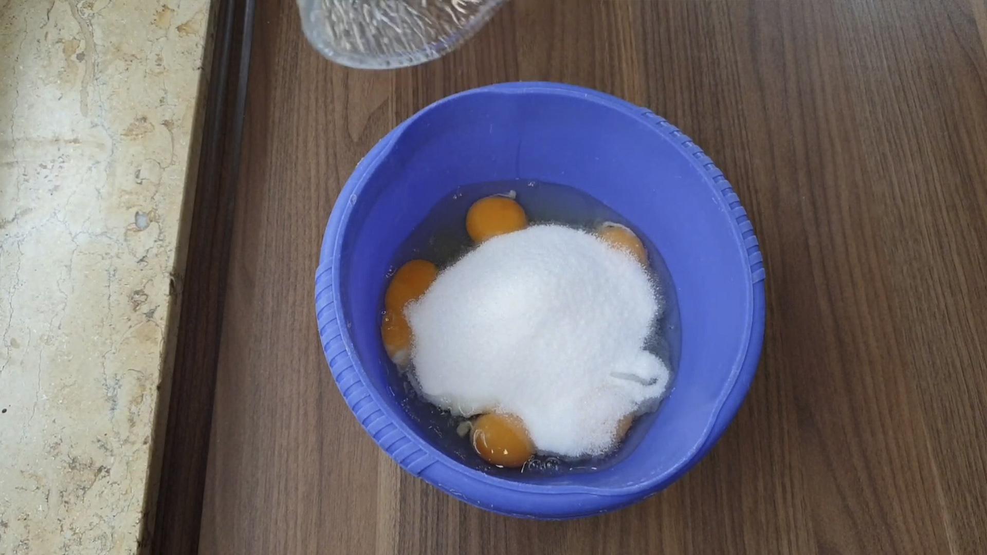 وصفة - كيكة إسفنجية بالفانيليا رطبة ولذيذة - الخطوة 3