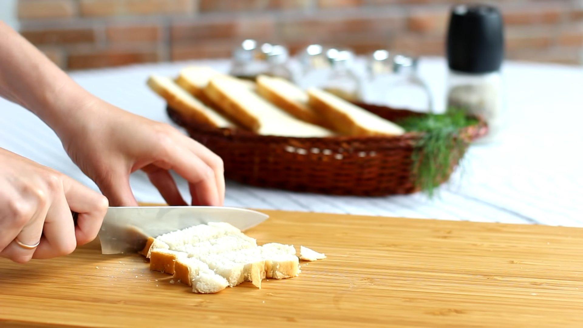 وصفة - قطع خبز سيزر المحمصة بالخبز الأبيض - الخطوة 2