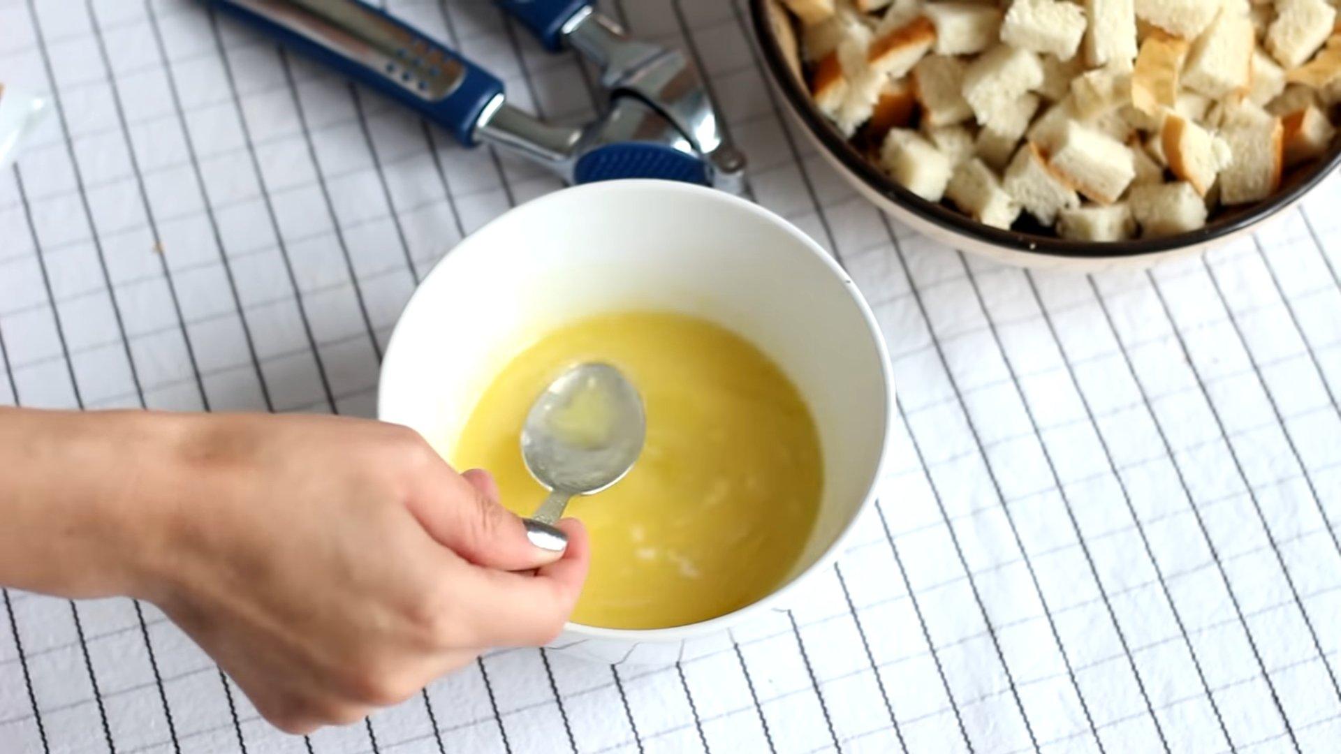 وصفة - قطع خبز سيزر المحمصة - الخطوة 3