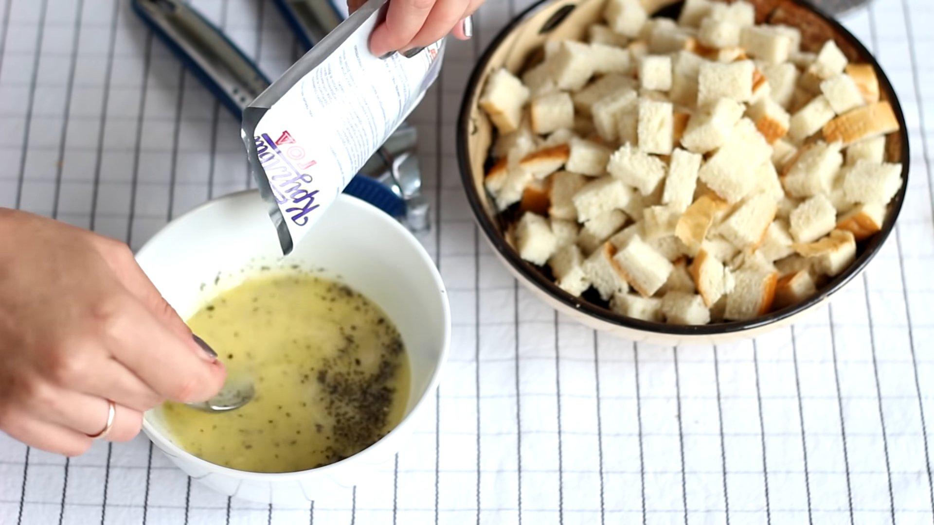 وصفة - قطع خبز سيزر المحمصة بالخبز الأبيض - الخطوة 4