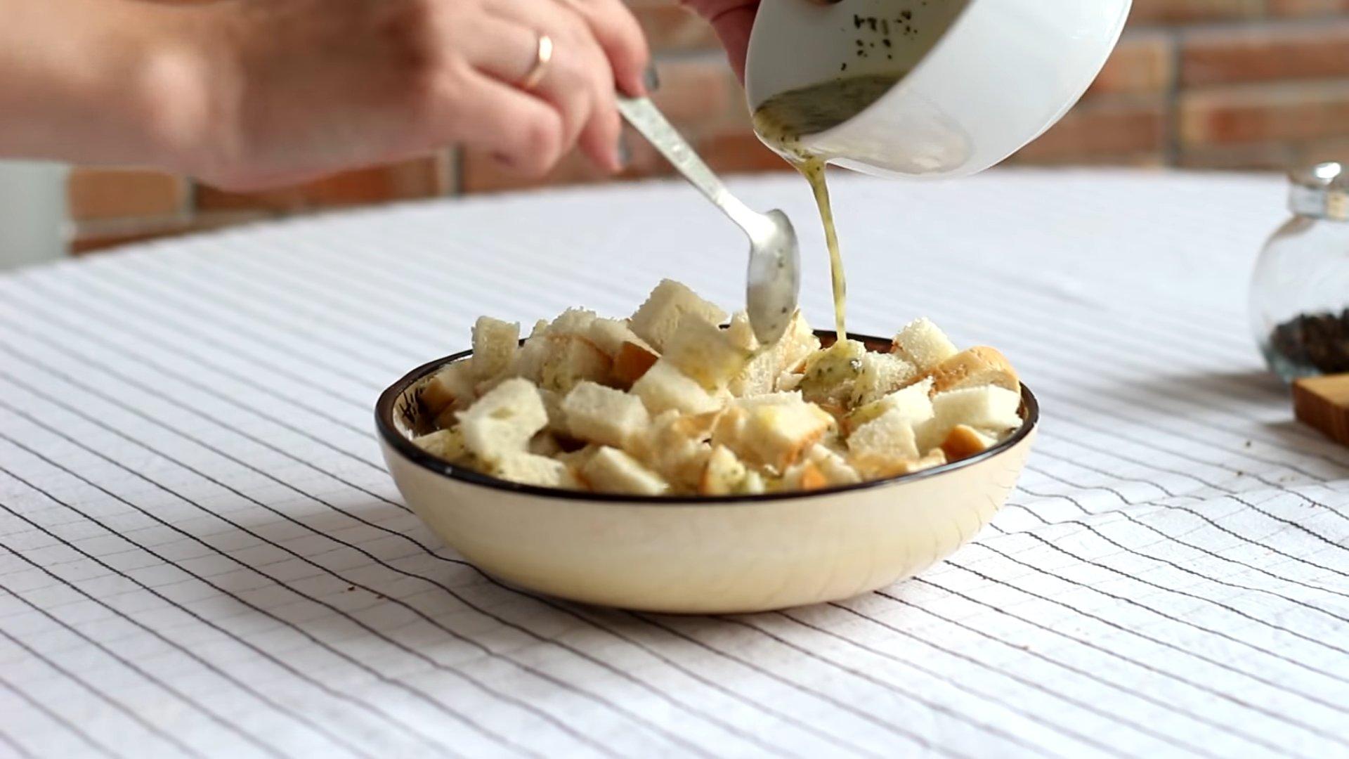 وصفة - قطع خبز سيزر المحمصة بالخبز الأبيض - الخطوة 5