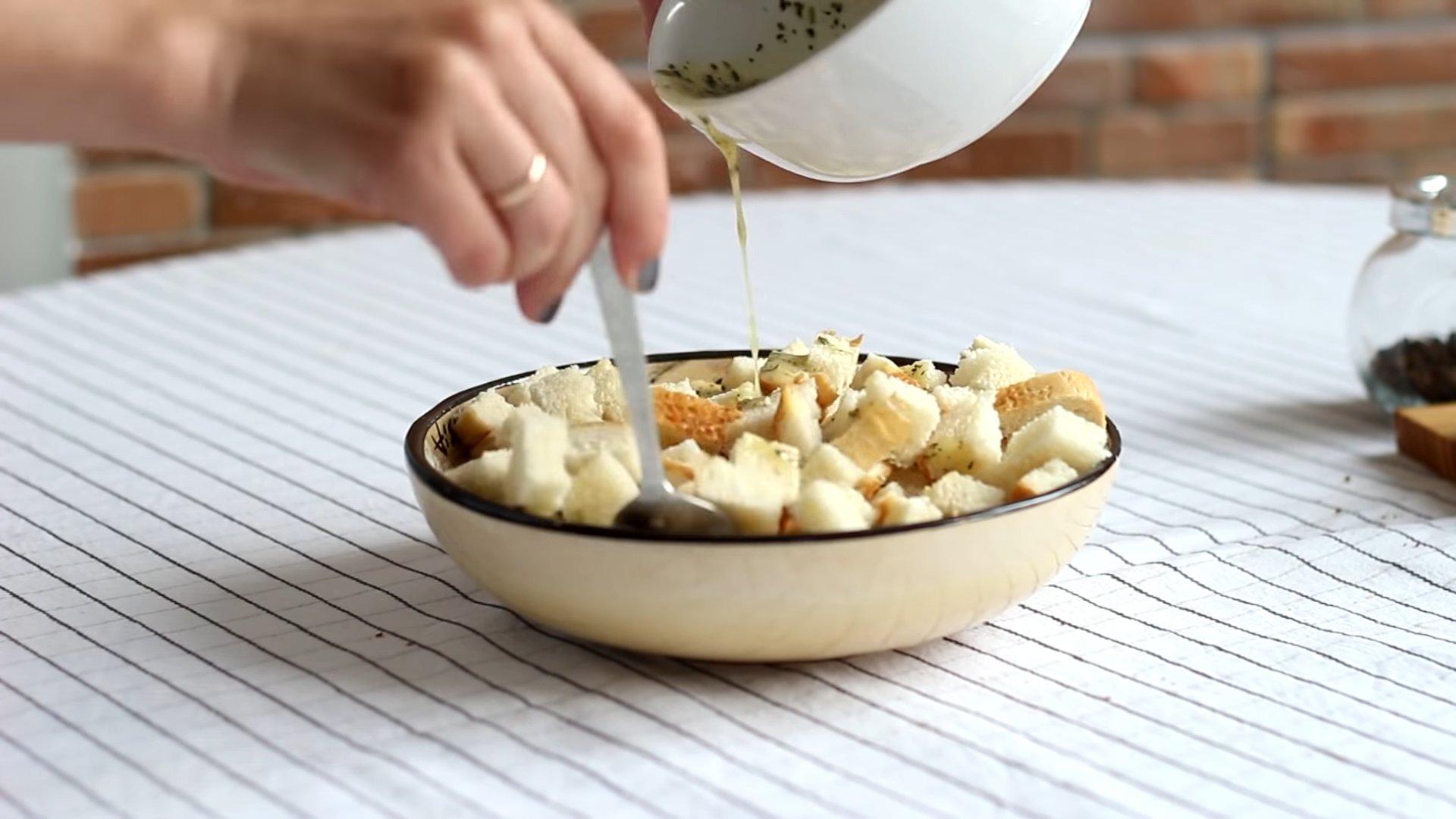 وصفة - قطع خبز سيزر المحمصة - الخطوة 6