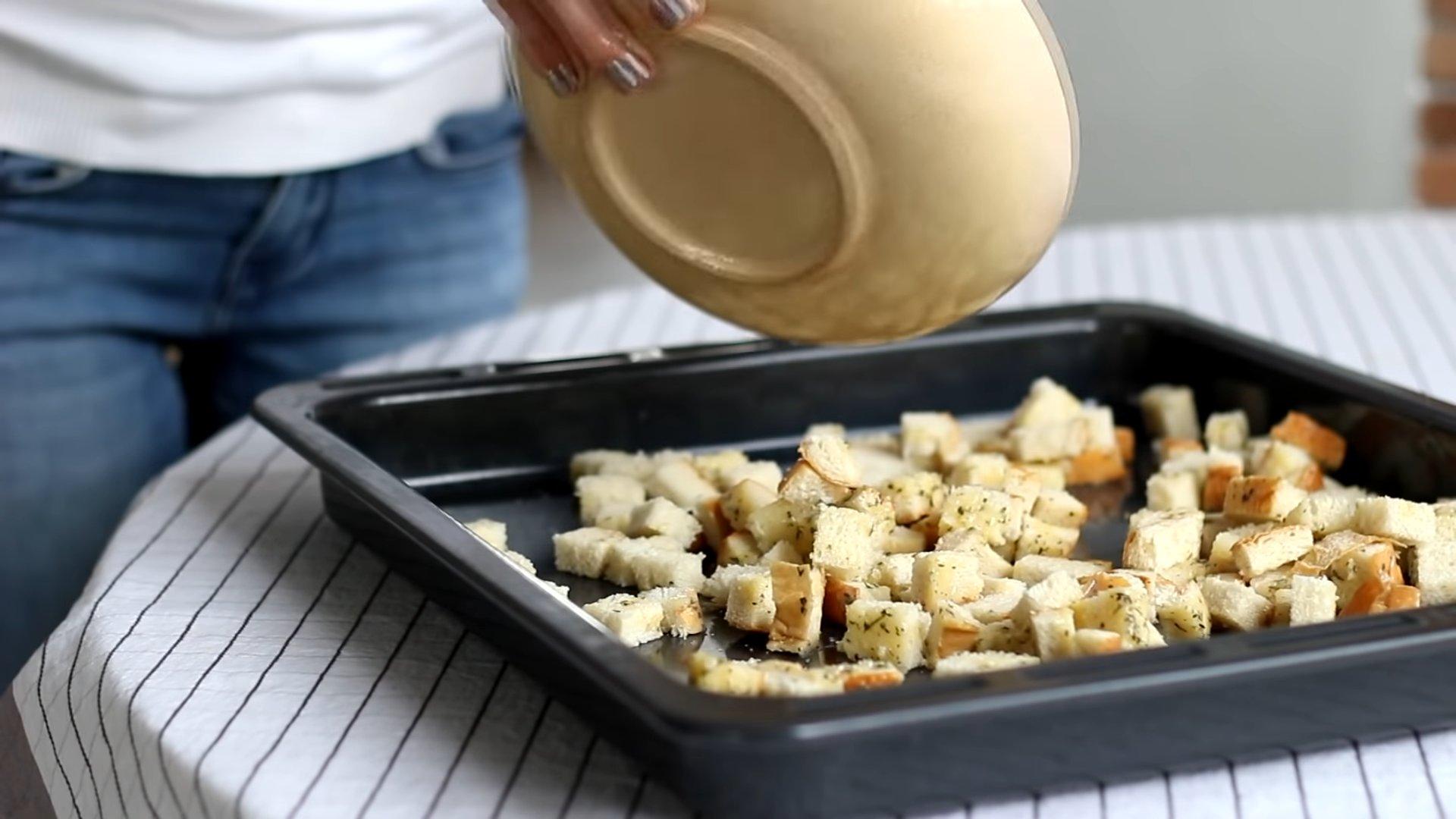 وصفة - قطع خبز سيزر المحمصة بالخبز الأبيض - الخطوة 7