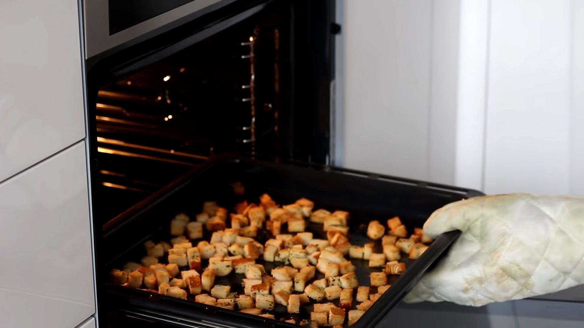 وصفة - قطع خبز سيزر المحمصة - الخطوة 8