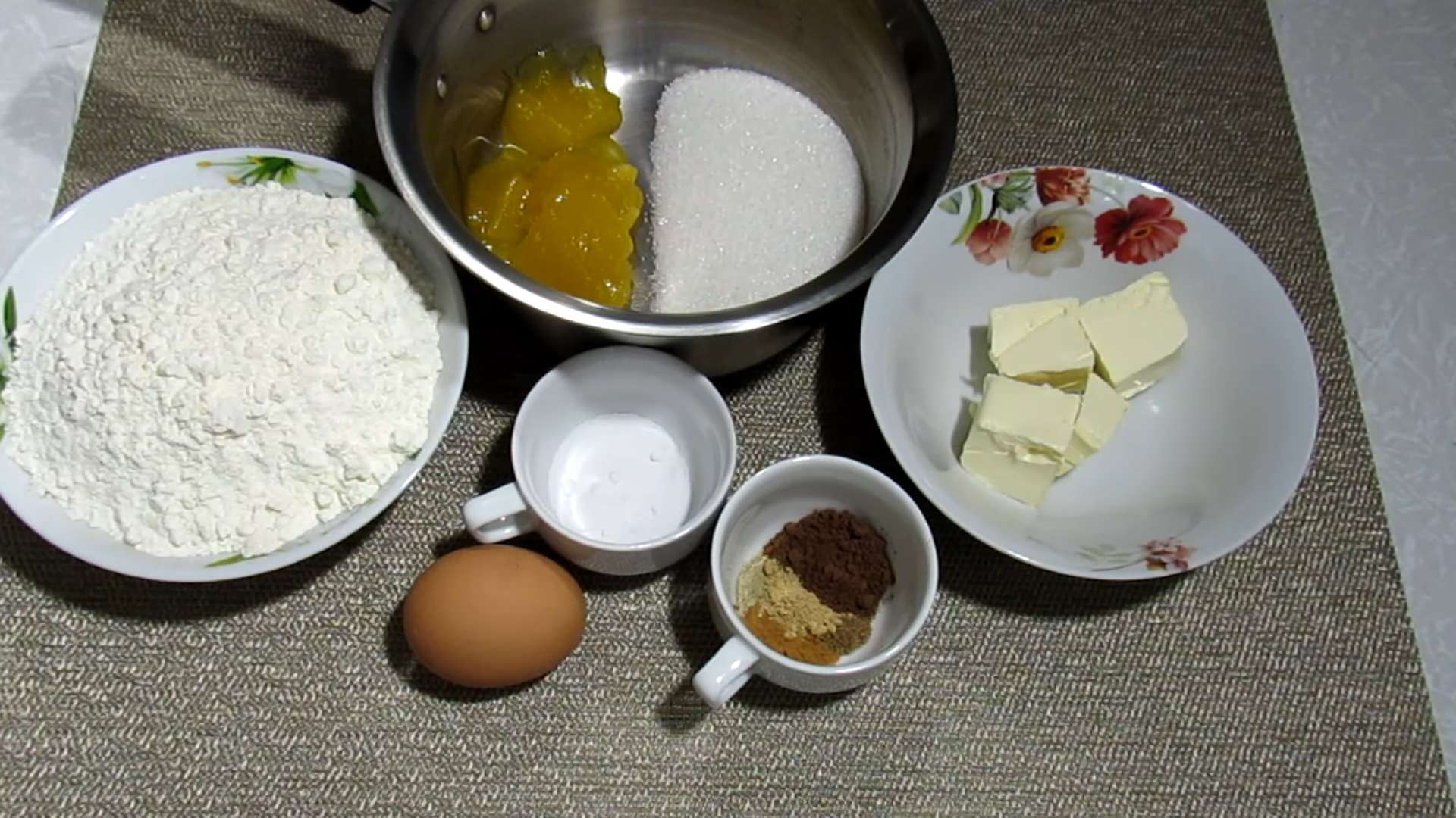 وصفة - طريقة عمل كعكات الزنجبيل بالزنجبيل والقرفة - الخطوة 1