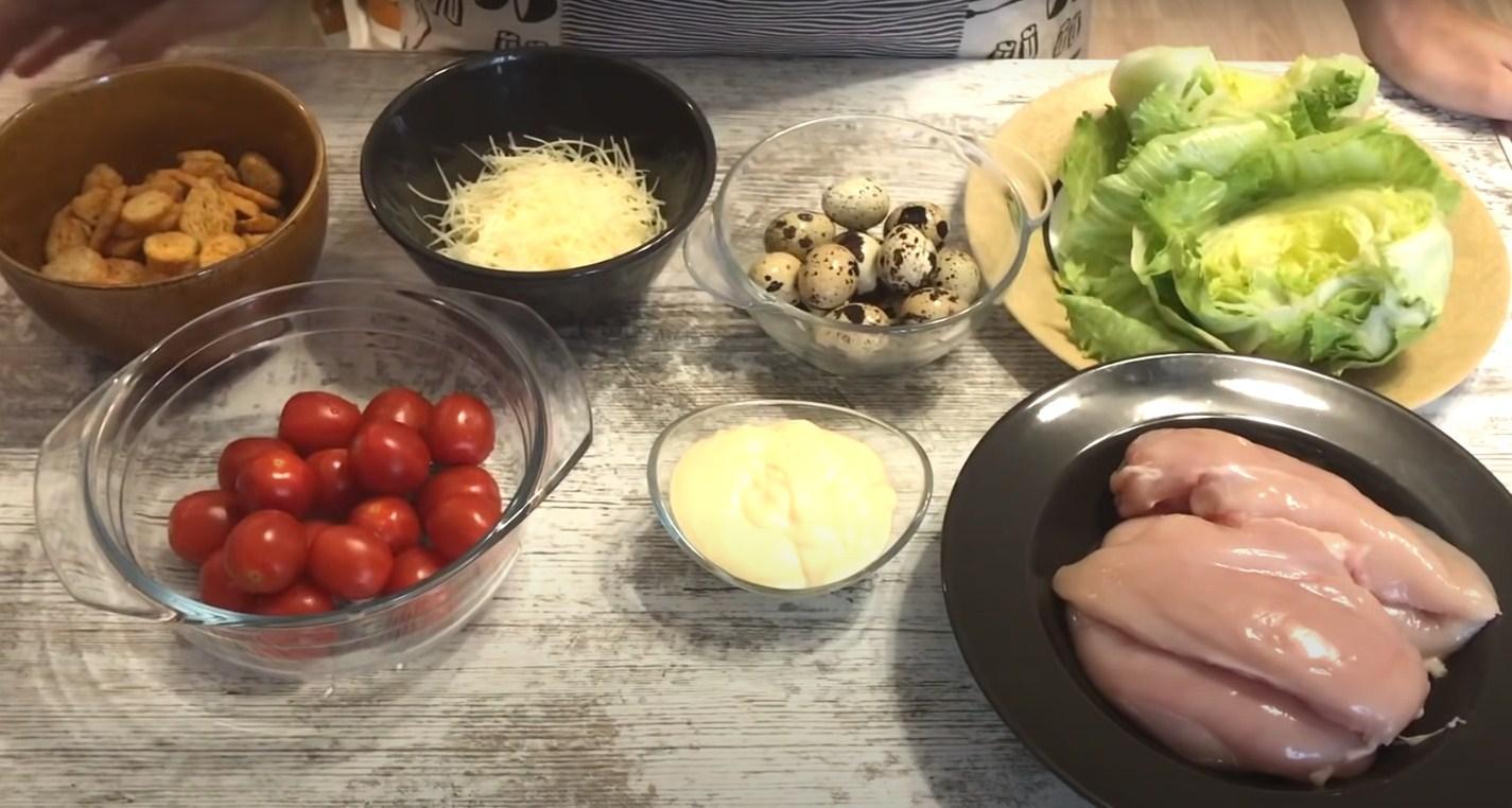 وصفة - سلطة سيزر بالدجاج والخبز المحمص - الخطوة 1