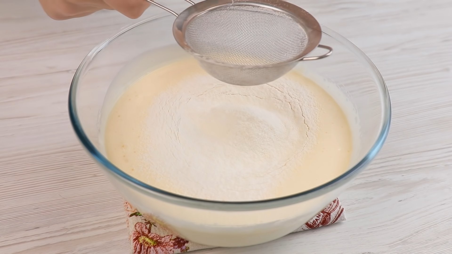 وصفة - ترطيب الكيك الإسفنجي بالماء المغلي - الخطوة 4