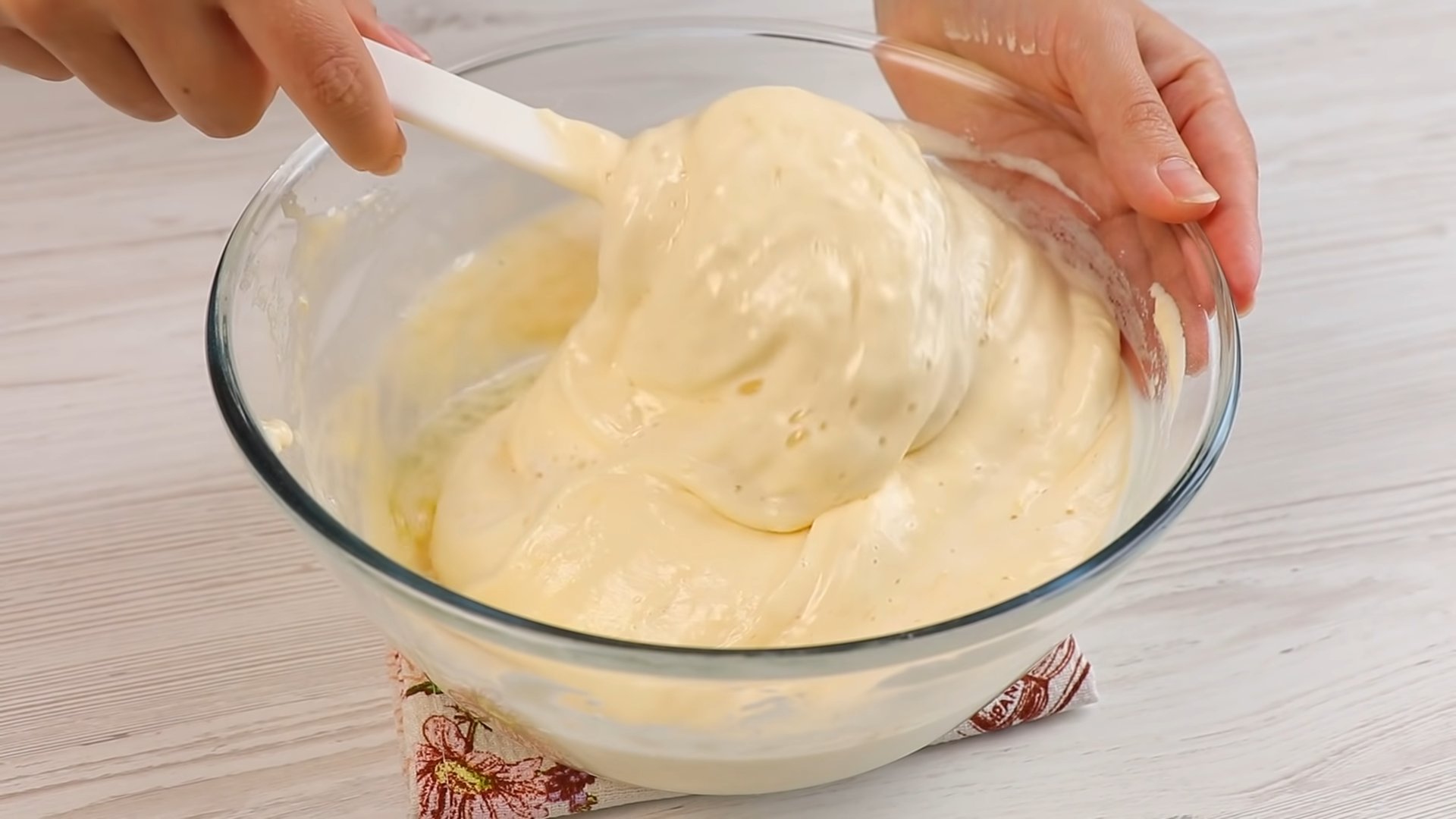 وصفة - ترطيب الكيك الإسفنجي بالماء المغلي - الخطوة 7