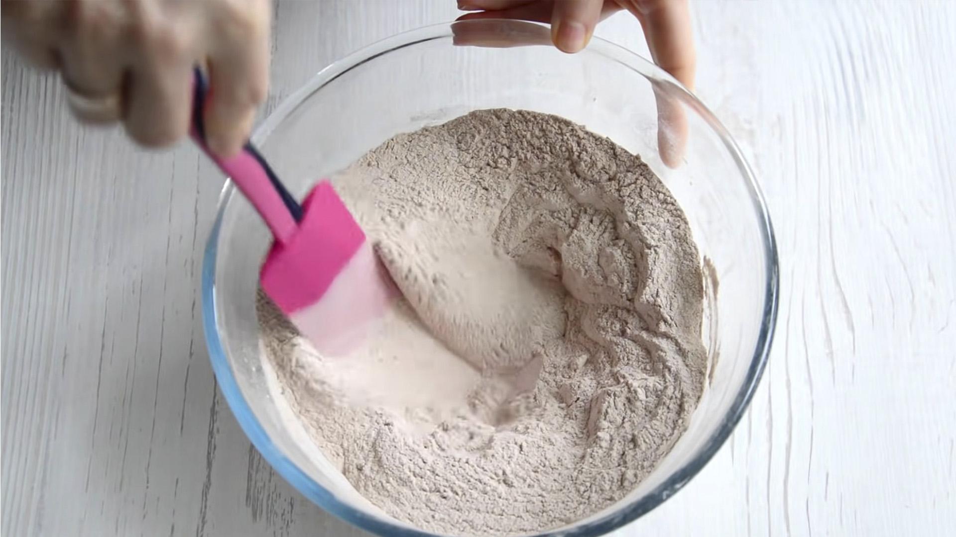 وصفة - كوكيز ريد فيلفيت المتشققة - الخطوة 2