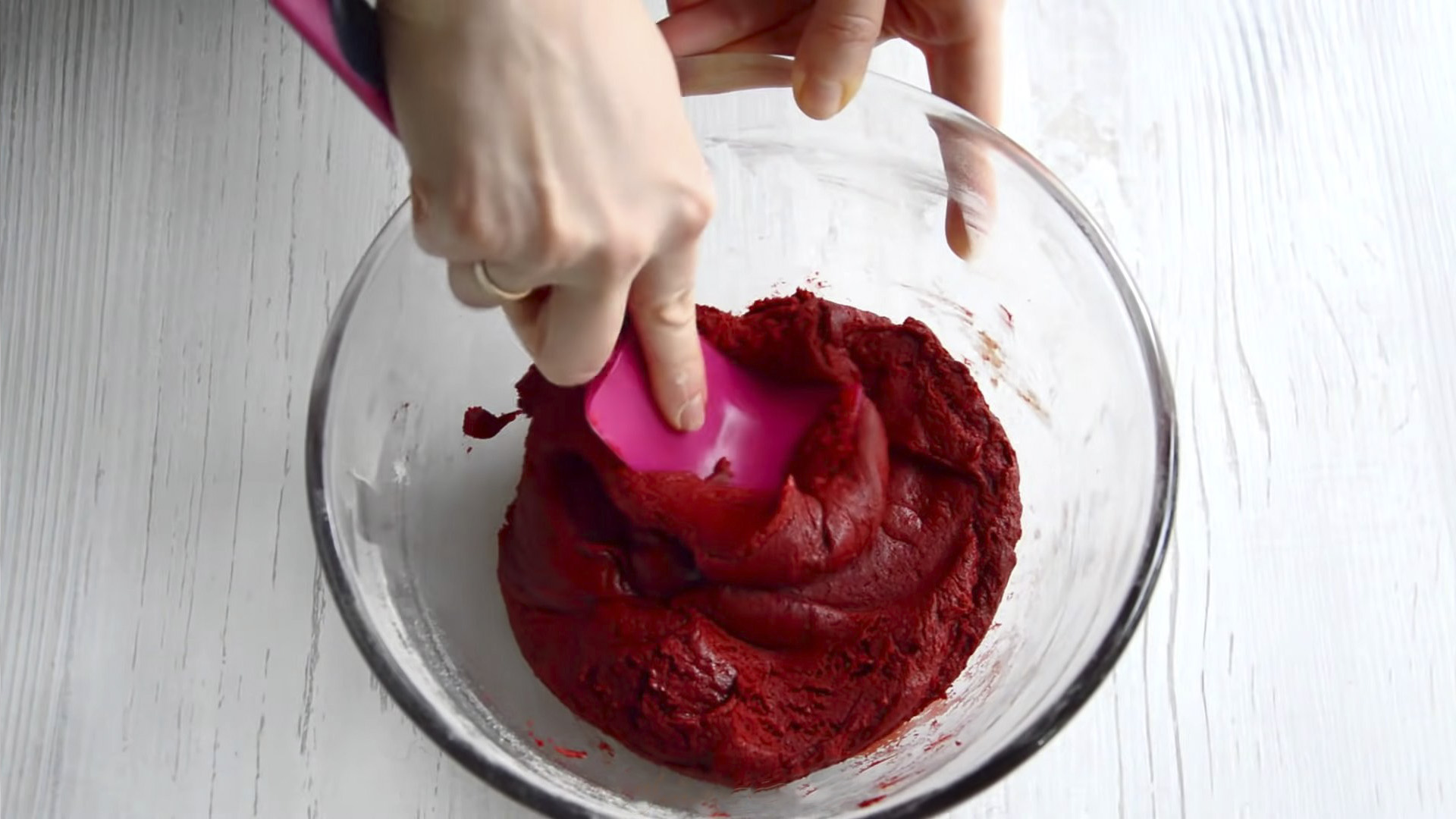 وصفة - كوكيز ريد فيلفيت المتشققة - الخطوة 6