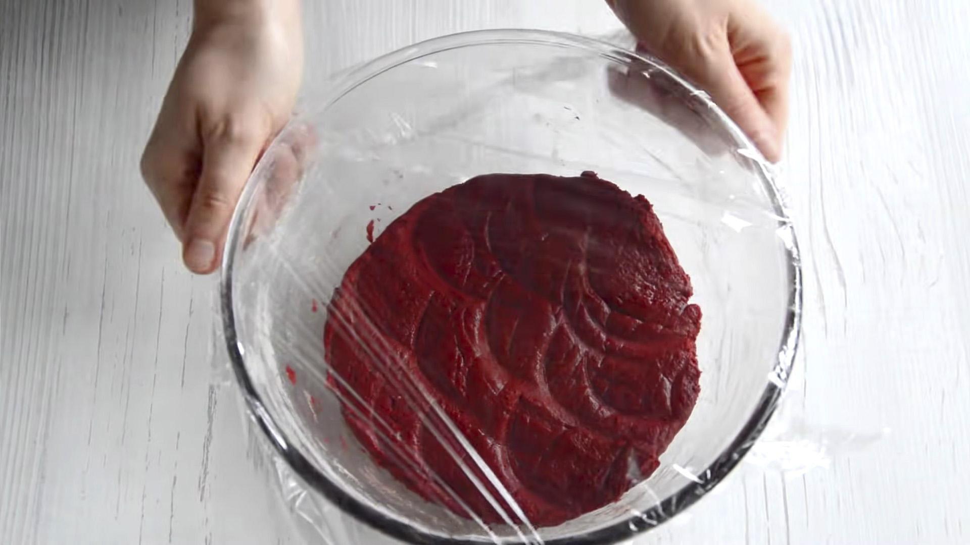 وصفة - كوكيز ريد فيلفيت المتشققة - الخطوة 7