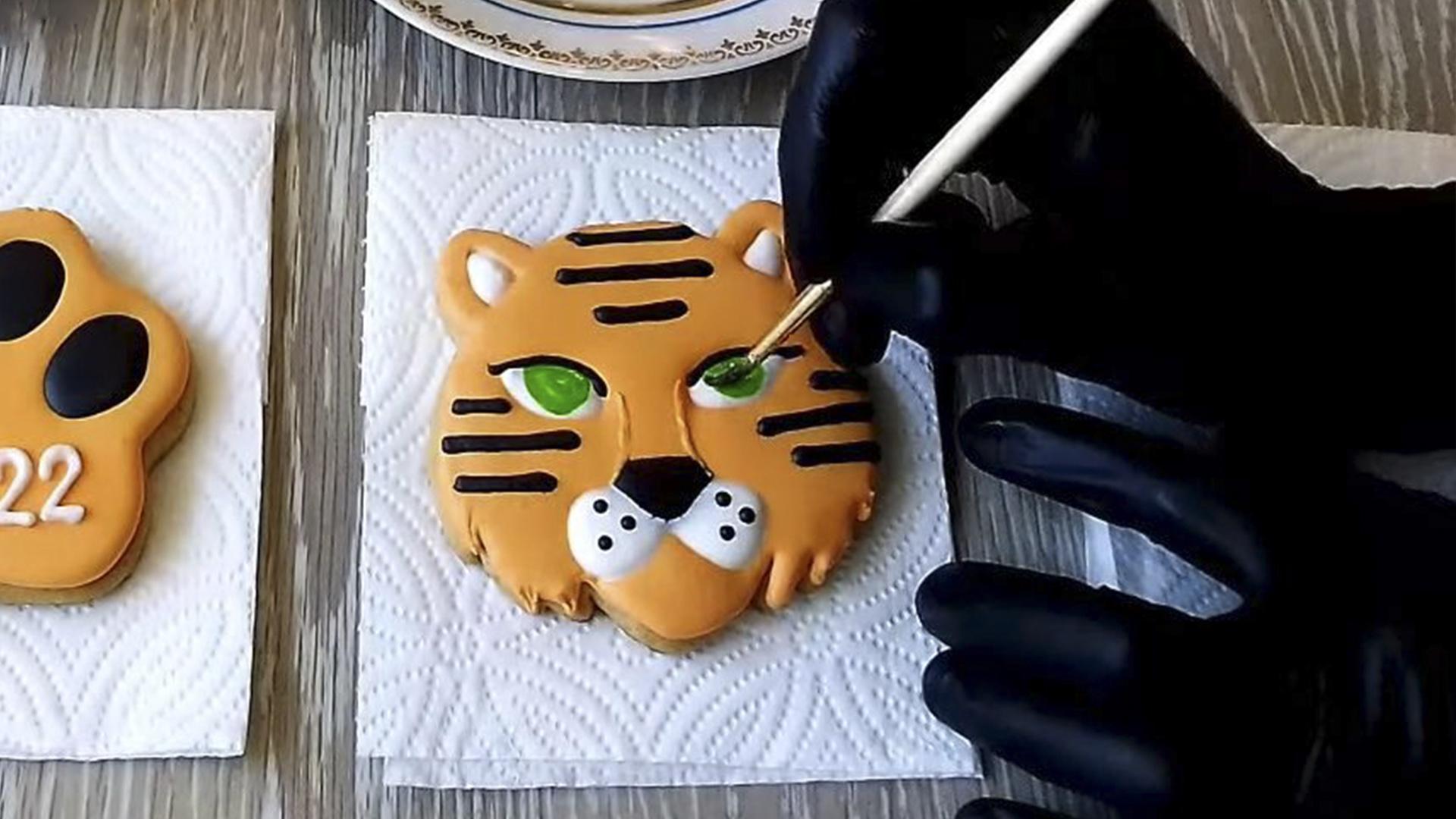 Recepta - Pa de gingebre amb forma de cara de tigre - pas 7