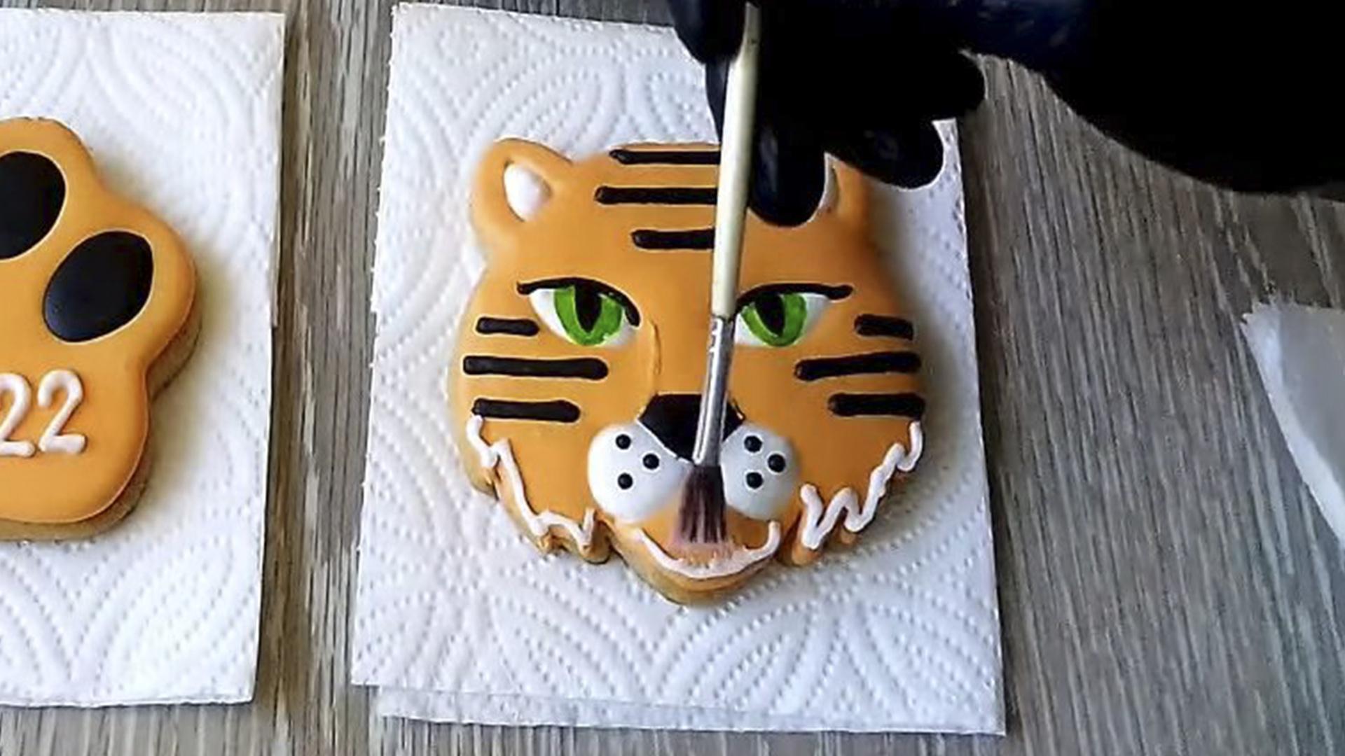 Recepta - Pa de gingebre amb forma de cara de tigre - pas 8