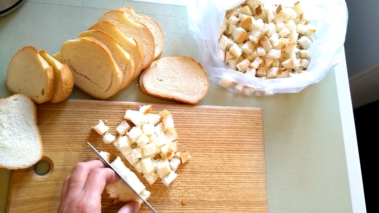 وصفة - قطع الخبز المحمص مع سلطة الباغيت بالثوم - الخطوة 2