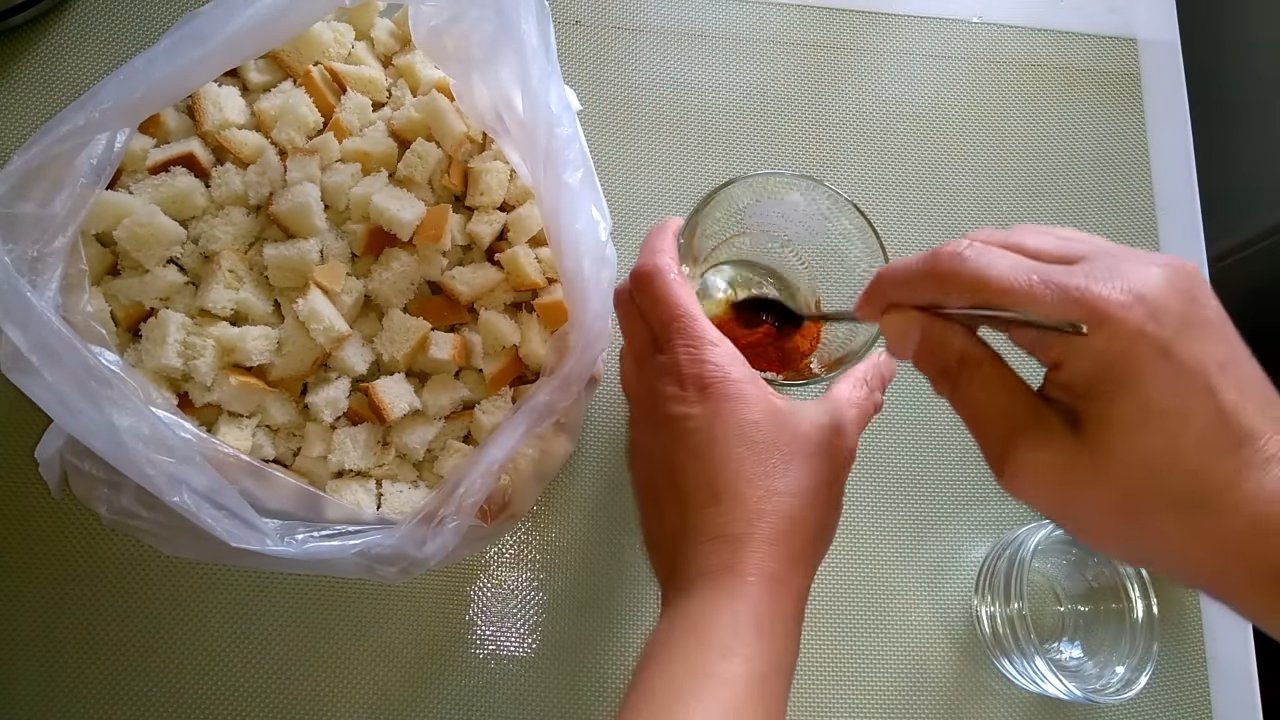 وصفة - قطع الخبز المحمص مع سلطة الباغيت بالثوم - الخطوة 4