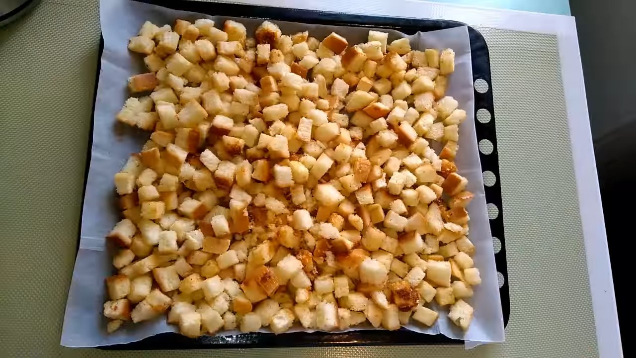 وصفة - قطع الخبز المحمص مع سلطة الباغيت بالثوم - الخطوة 7