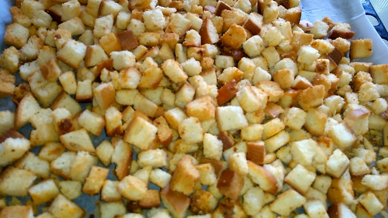 وصفة - قطع الخبز المحمص مع سلطة الباغيت بالثوم - الخطوة 9