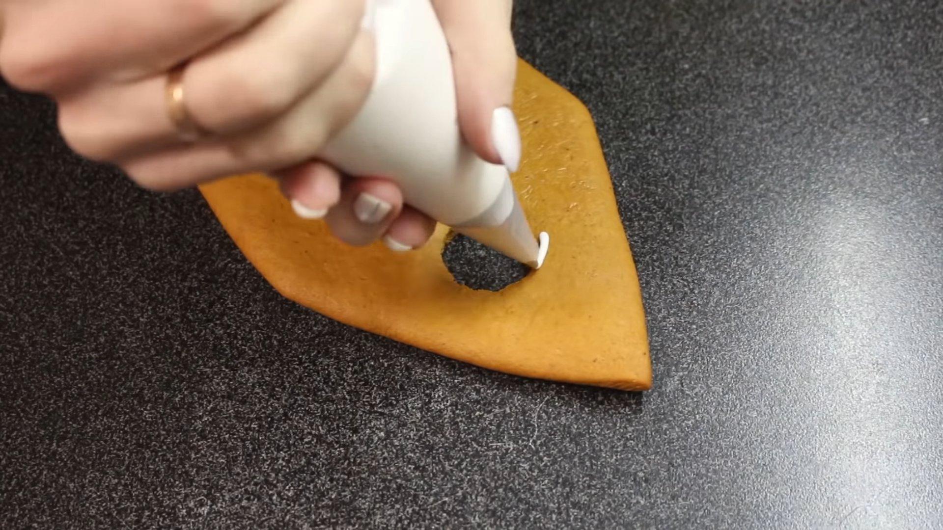 تزيين منزل الزنجبيل بالكريمة - الخطوة 1