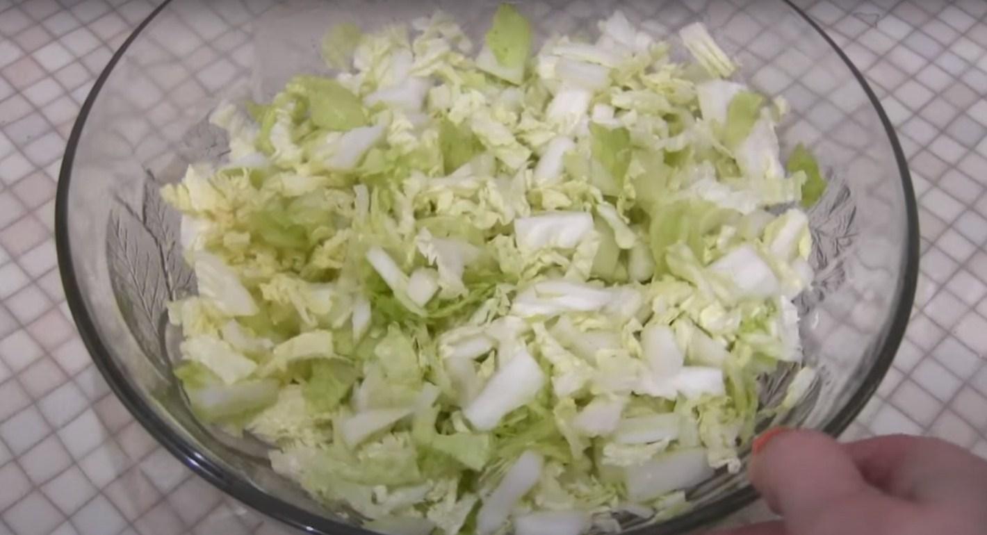 وصفة - سلطة سيزر اقتصادية مع المايونيز والملفوف الصيني - الخطوة 3