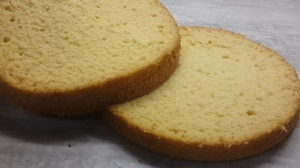 طريقة عمل كعكة إسفنجية رطبة - صورة