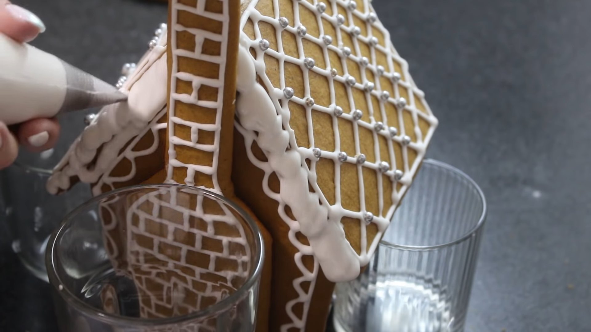 تجميع منزل الزنجبيل - الخطوة 5