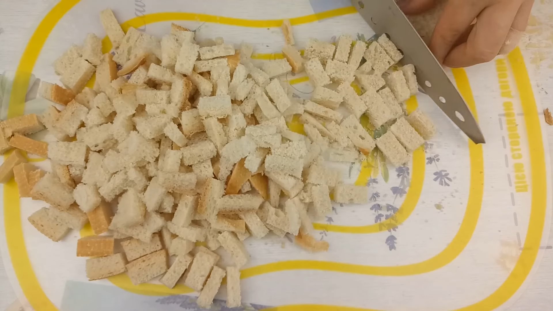 وصفة - فتات خبز سلطة سيزر في المقلاة - الخطوة 1