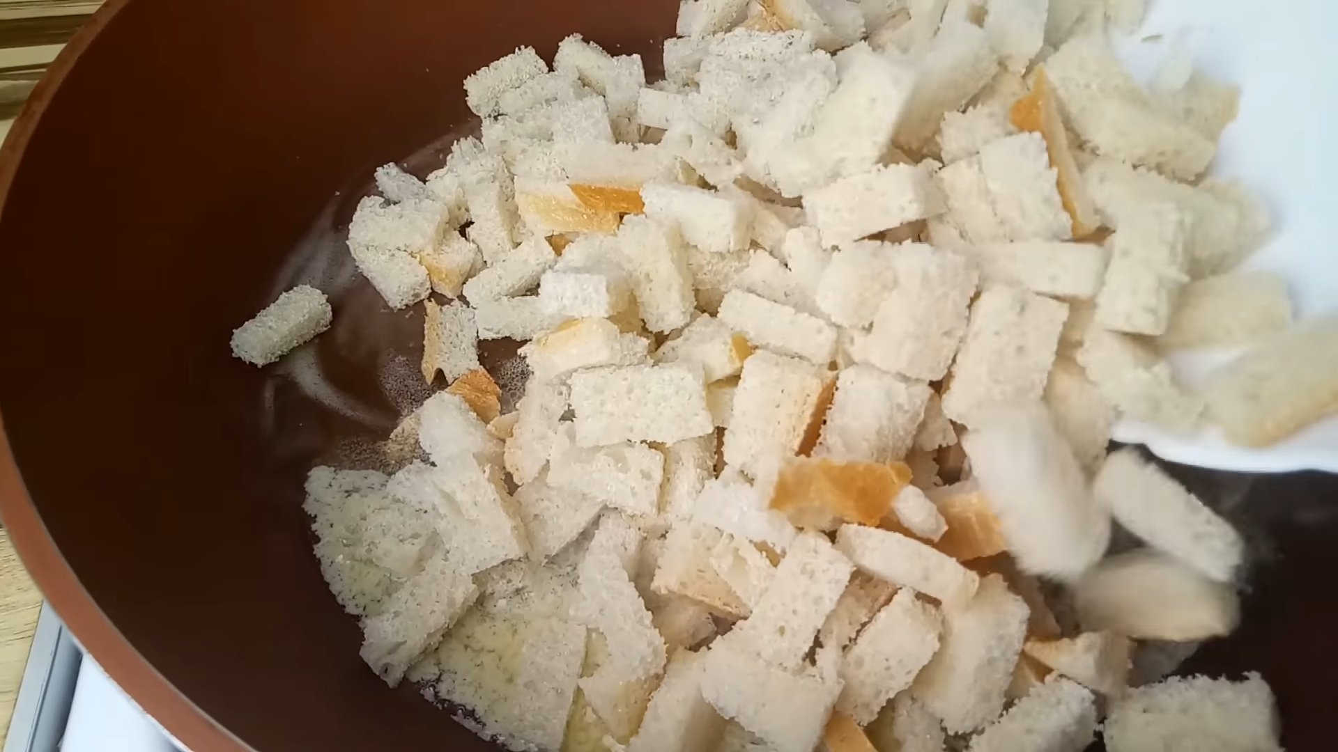 وصفة - فتات الخبز لسلطة سيزر في المقلاة - الخطوة 3