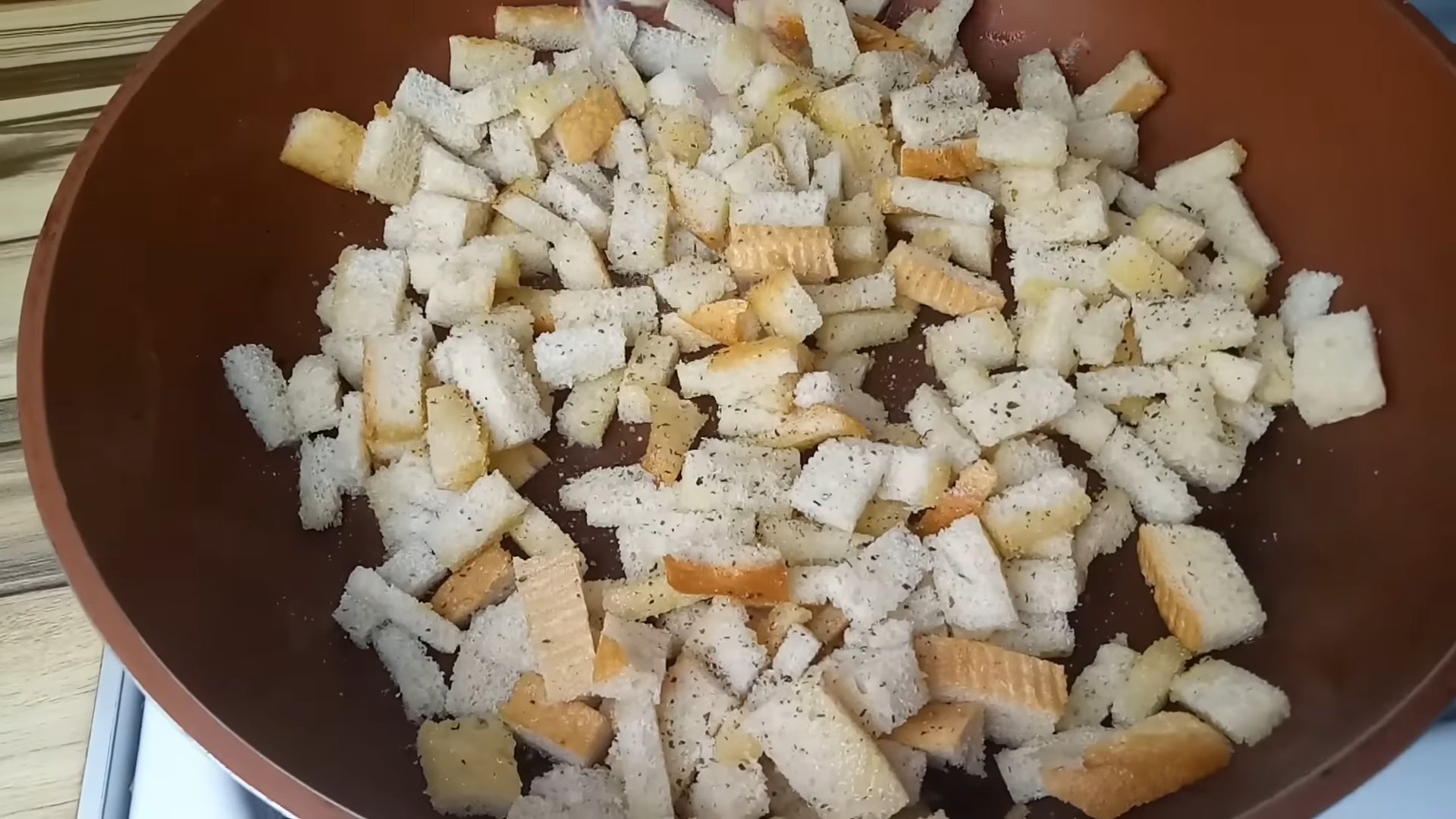 وصفة - فتات الخبز لسلطة سيزر في المقلاة - الخطوة 4