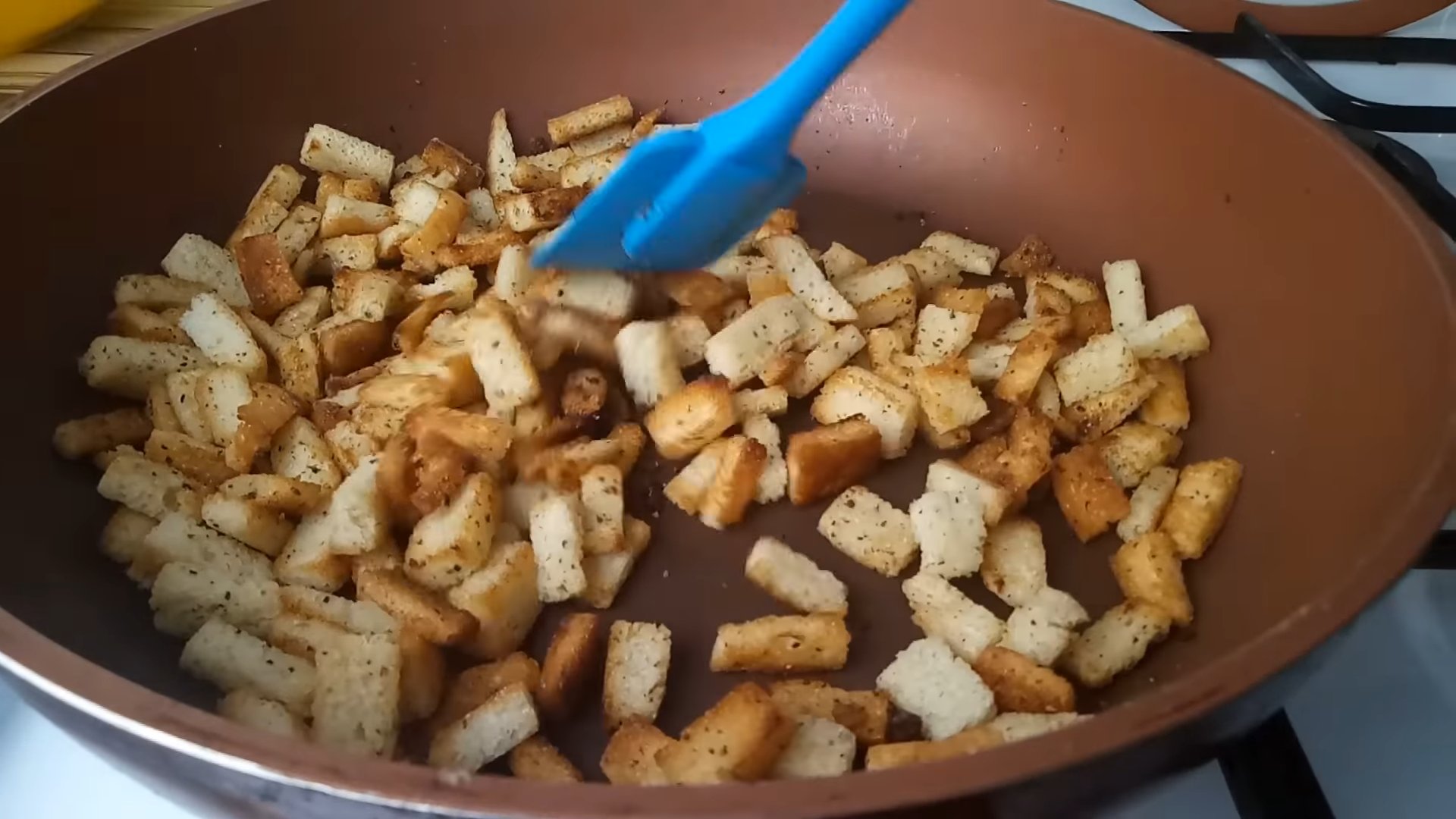 وصفة - فتات خبز سلطة سيزر في المقلاة - الخطوة 5