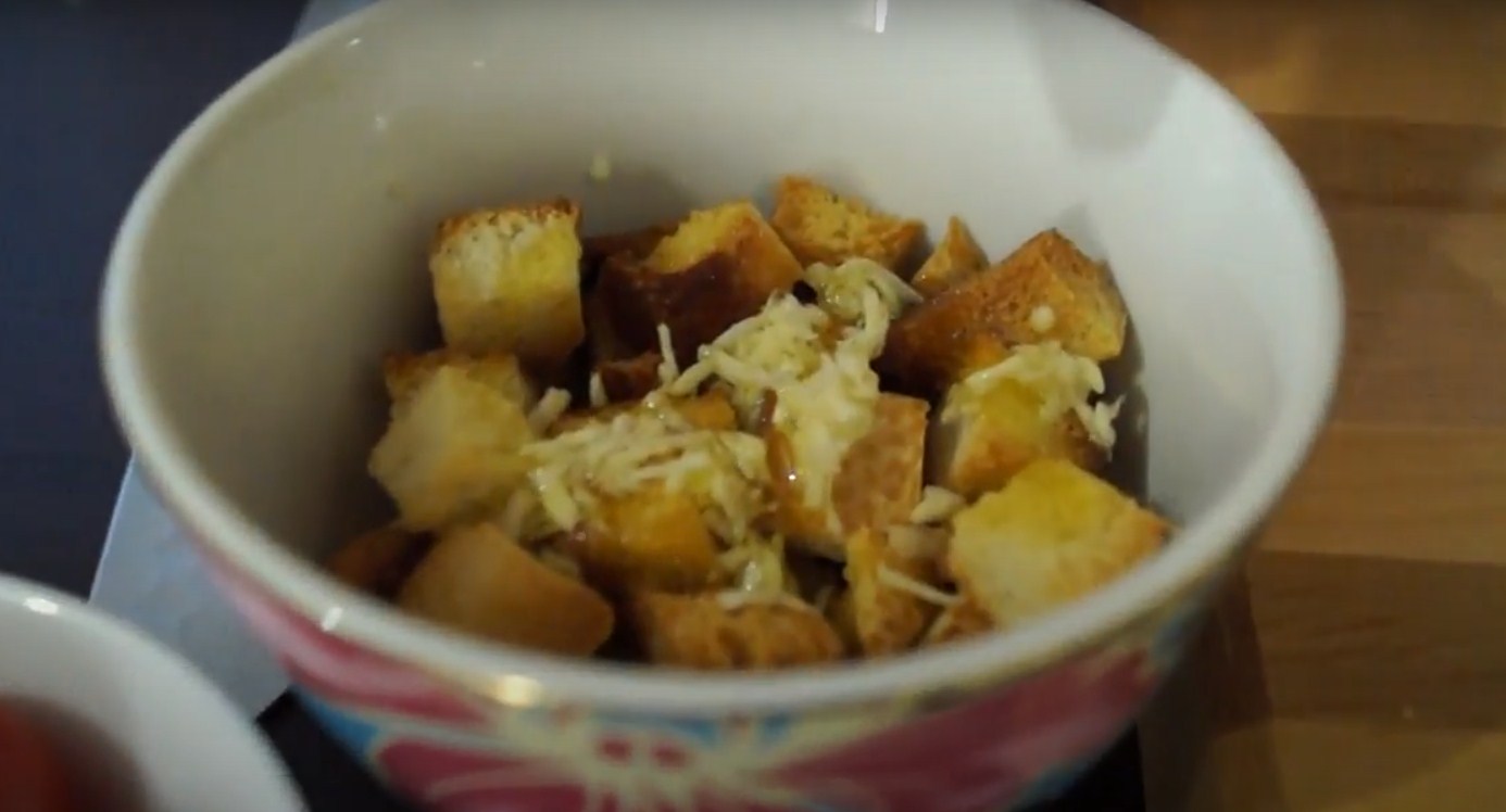 وصفة - سلطة سيزر منزلية مع دجاج مدخن - الخطوة 2