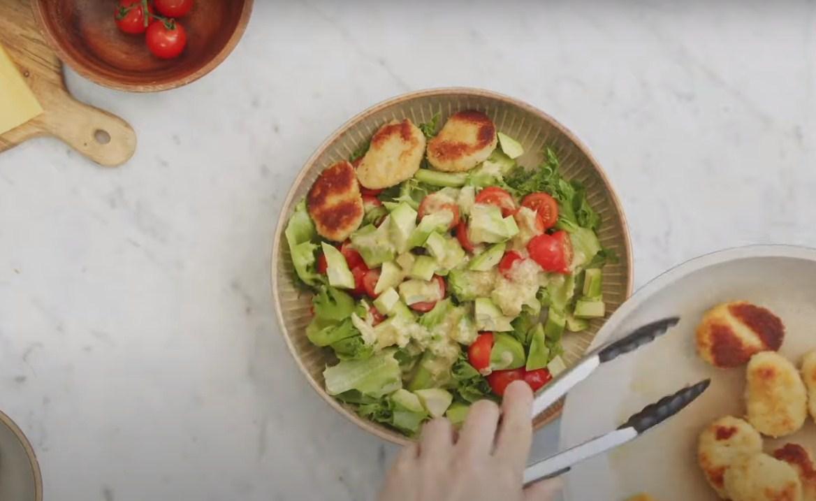 وصفة - سلطة سيزر مع قطع الدجاج - الخطوة 7