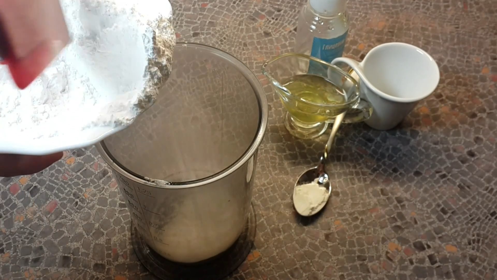 Recepta de decoració de galetes de gingebre amb cobertura de colors: pas 2