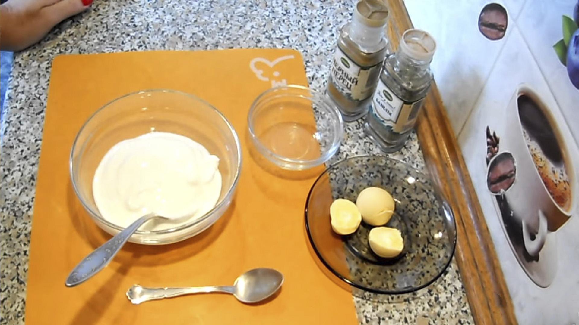 وصفة - صلصة سيزر بالكريمة الحامضة - الخطوة 1