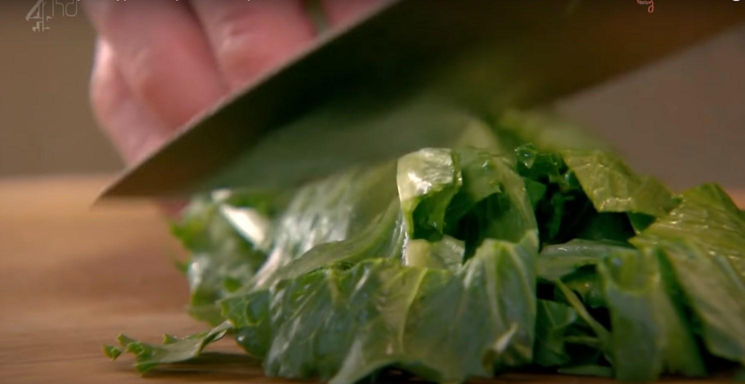 وصفة - سلطة سيزر الدجاج المشوي على طريقة غوردون رامزي - الخطوة 11