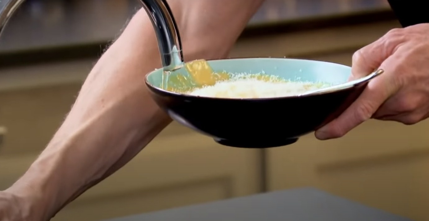 وصفة - سلطة سيزر الدجاج المشوي على طريقة غوردون رامزي - الخطوة 8