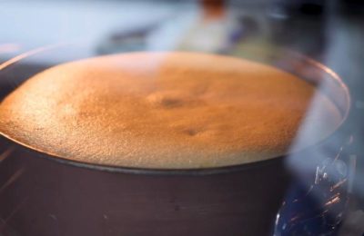 صورة لكعكة إسفنجية بالحليب الساخن