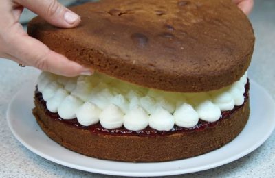 صورة لكعكة إسفنجية على شكل الملكة فيكتوريا