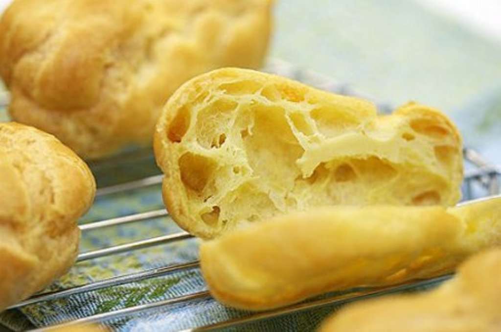 ماذا تفعل إذا كانت قطع الإكلير نيئة من الداخل؟ - صورة