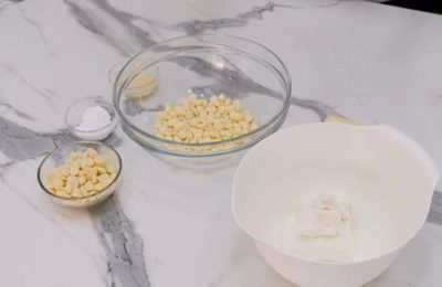 غاناش اللبن الرائب لتزيين الكيك - صورة