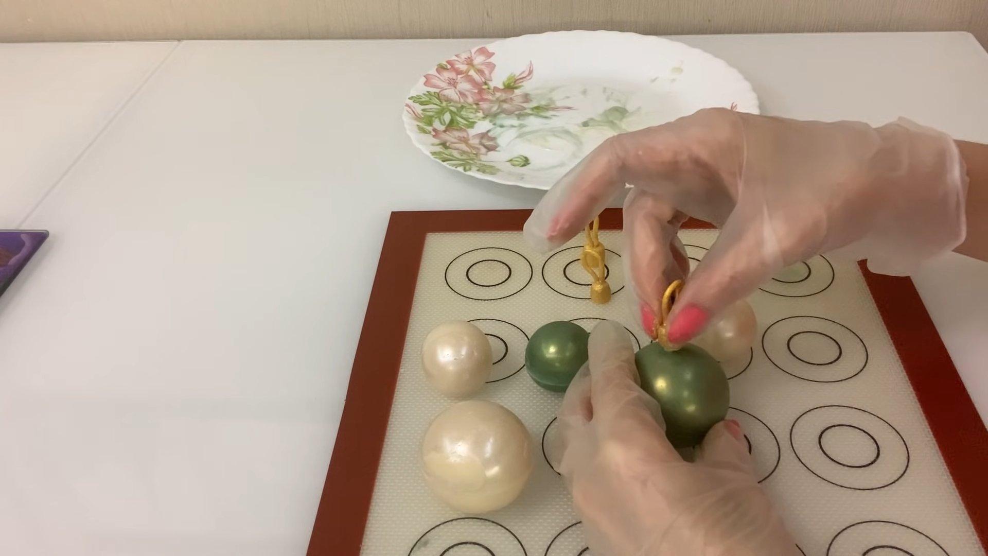 Recette - Décoration de gâteau du Nouvel An avec des boules - Étape 6