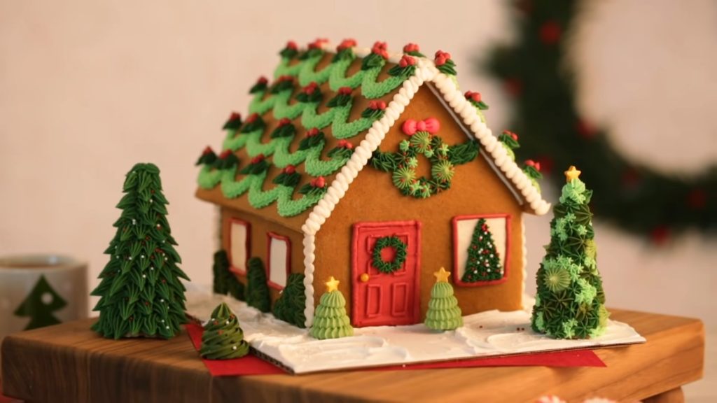 صورة لمنزل خبز الزنجبيل المصنوع يدويًا