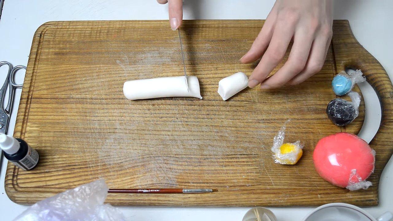 Recette - Bonhomme de neige en fondant pour la décoration de gâteaux de Noël - Étape 1