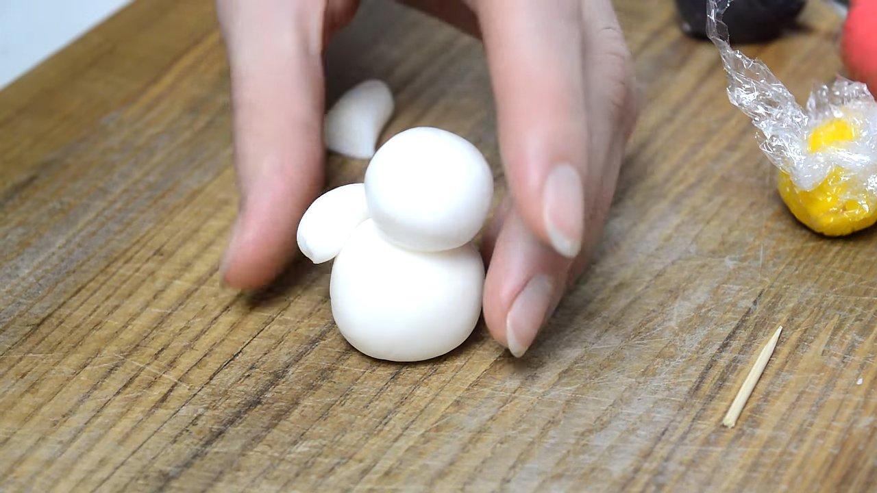 Recette - Bonhomme de neige en fondant pour la décoration de gâteaux de Noël - Étape 4