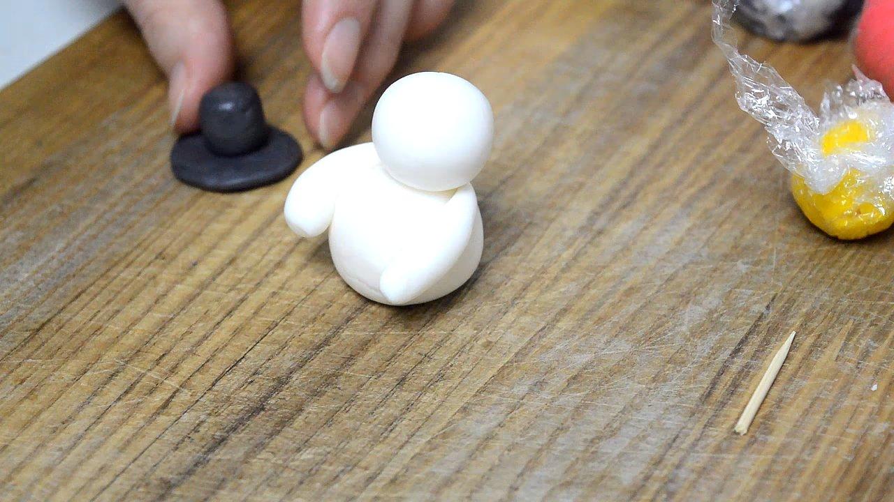 Recette - Bonhomme de neige en fondant pour la décoration de gâteaux de Noël - Étape 5