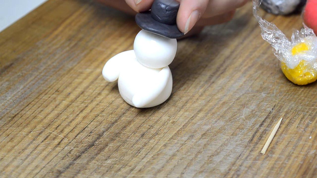 Recette - Bonhomme de neige en fondant pour la décoration de gâteaux de Noël - Étape 6
